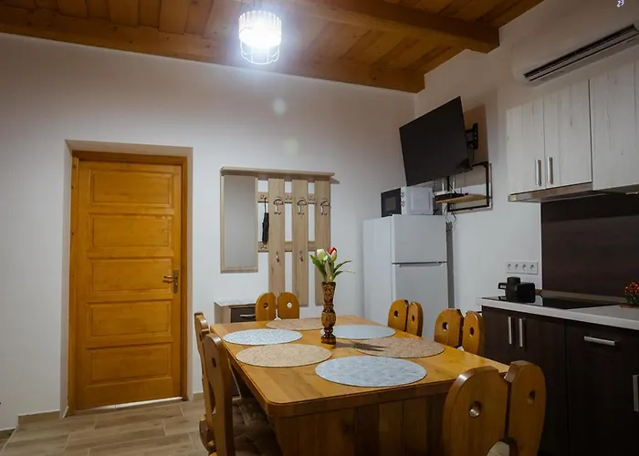 Lebujos Vendeghaz Gazde/Camere de închiriat *