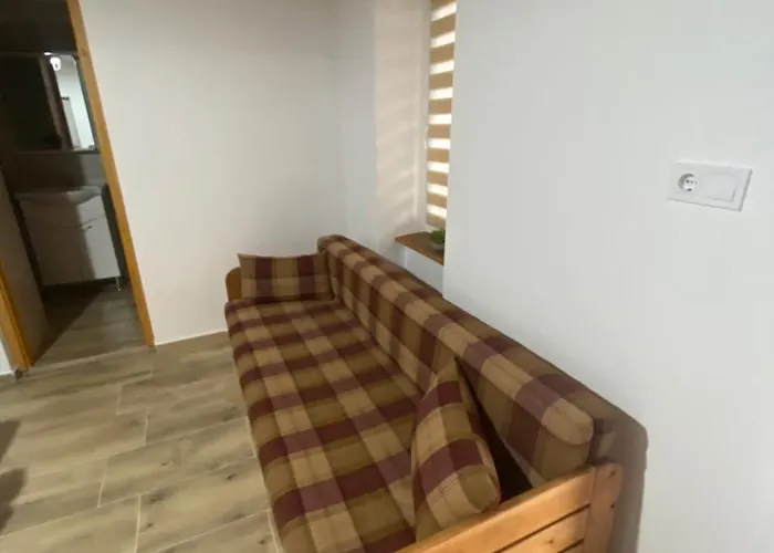 Lebujos Vendeghaz Gazde/Camere de închiriat Boldogkovaralja